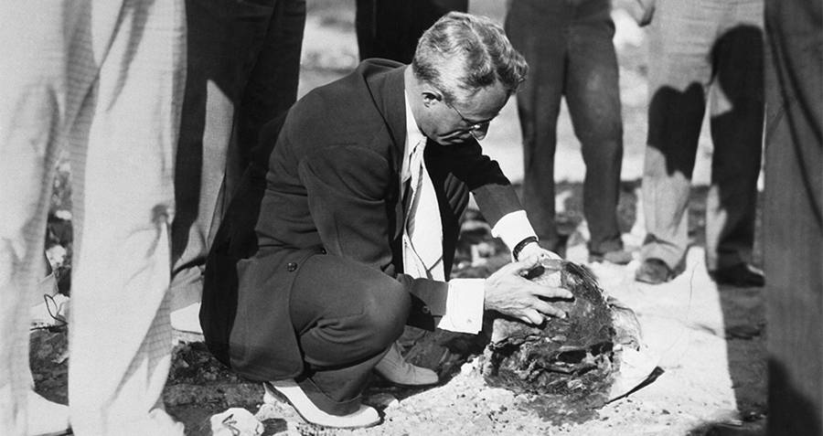 An investigator analyses remains of one of the Cleveland Torso Murderer's victims